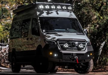 Калифорнийская компания превратила Mercedes-Benz Sprinter в крутой автодом для российской глубинки: лифт подвески, защита кузова, лебедка и полный привод