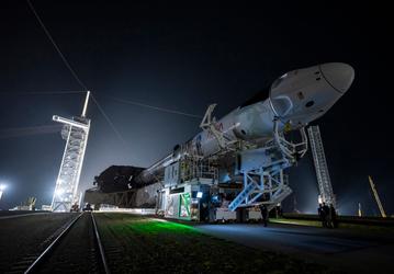 «Дракон» готов ко взлёту. SpaceX показала эффектные кадры доставки и вертикализации Falcon 9 и Dragon