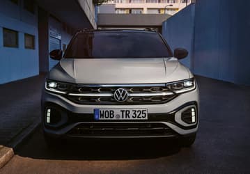 Кроссовер Volkswagen подешевел до уровня «китайцев» — теперь Volkswagen T-Roc можно заказать за 2,49 млн рублей (на 200 тыс. дешевле, чем в июне)