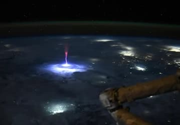 Астронавт NASA запечатлела гигантский «спрайт» с борта МКС
