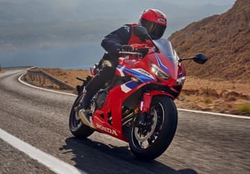 В России начали продавать новейшие мотоциклы Honda CB650R 2025 и Honda CBR650R 2025 с «автоматом» сцепления