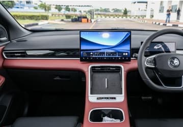 Снаружи — Geely Coolray, внутри — Geely EX5, с расходом 6 л/100 км. Представлен необычный «гибрид» Proton X50