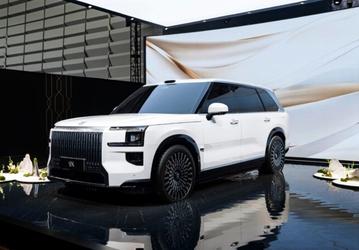 Замена Rolls-Royce Cullinan и Range Rover с адаптивной подвеской, клиренсом 288 мм и разгоном до 100 км/ч за 3 с. Салон Zeekr 9X показали на официальных фото