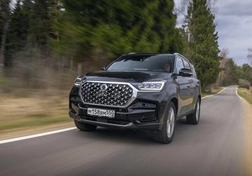 Завезли тысячи машин и установили завышенные цены. Почему KGM (SsangYong) вынужденно обрушил цены на Torres, Tivoli, Korando и Rexton, объяснил глава «Автостата»