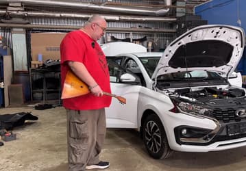 Аккуратная проводка, надписи Renault на кузове, японская подушка безопасности. Lada Iskra разобрали