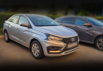 Особенности Lada Iskra в предмаксимальной комплектации: парковочных датчиков и камеры заднего вида нет, а медиасистема с крупным экраном есть