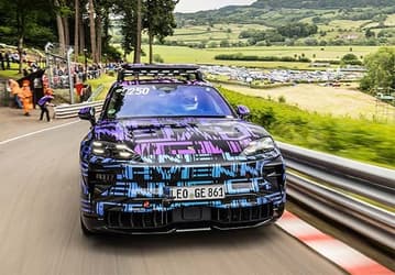 Электрический Porsche Cayenne установил рекорд на легендарном подъёме Шелсли Уолш