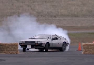 Беспилотный дрифт: в Стэнфорде научили DeLorean ездить в заносе