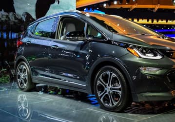 Chevrolet Bolt следующего поколения перейдет на новые LFP-аккумуляторы, получит увеличенный запас хода и быструю зарядку