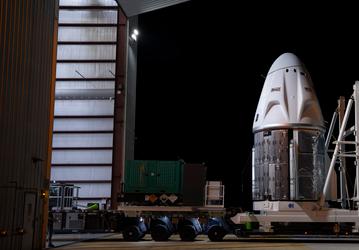 SpaceX доставила новый космический корабль Dragon на стартовую площадку: он отправит людей в космос