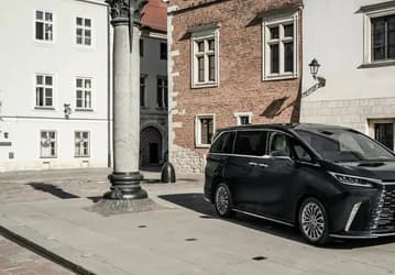 Люксовая версия новейшей Toyota Alphard снова в России. В продаже появился минивэн Lexus LM 350h
