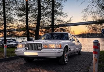 В России за 10 млн рублей продают классический лимузин Lincoln Town Car, который «всю жизнь провёл в московском патриархате»
