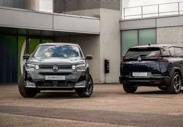 У Volkswagen Tiguan и Toyota RAV4 появился новый конкурент: максимально комфортный Citroen C5 Aircross 2025 стал заметно больше