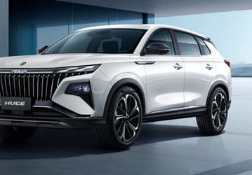 Одноклассник Geely Monjaro со 197-сильным мотором и адаптацией для России — дешевле 3 млн рублей. Стартовали продажи большого кроссовера Dongfeng Huge