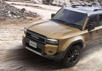 Toyota Land Cruiser Prado 2025 с простым атмосферным 4,0-литровым мотором едет в Россию — он на 5 млн рублей дешевле обновленного Land Cruiser 300