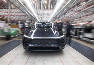 Следующий суперхит: Tesla празднует выпуск 100 000 новых Model Y на Gigafactory Berlin — и это всего за полгода