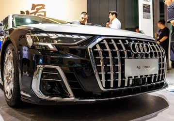 Из-за двигателя такая разница? Новейшую Audi A8 Horch 2025 в России уже продают втрое дешевле, чем весной