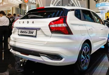 В Lada Iskra нет заднего подлокотника и потолочных поручней