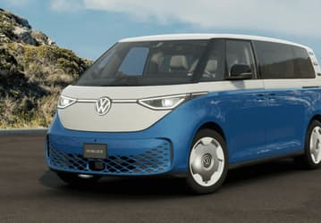 Минивэн не для всех. Экзотичный Volkswagen ID. Buzz с задним приводом продают в России за 9 млн рублей