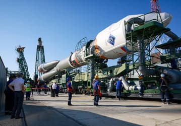Ракету «Союз-2.1б» с биоспутником установили на стартовую площадку Байконура