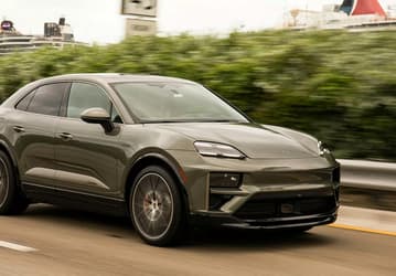 Кроссовер Porsche Macan прокачают: новые технологии, улучшенная автопарковка и даже игры в салоне