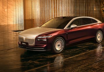 Китайская альтернатива BMW 7-й серии и Mercedes-Benz S-класса с решеткой в стиле Bentley и 1,5-литровым турбомотором: новые фото Voyah Passion L