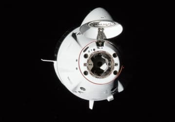 SpaceX Dragon с четырьмя космонавтами возвращается из космоса