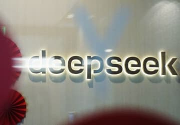 Проблемы с чипами Huawei заставили DeepSeek ещё отложить релиз своей модели искусственного интеллекта R2