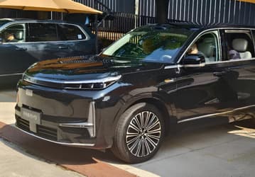 Крутой аналог Mercedes-Maybach GLS и BMW X7 с расходом 4,8 л/100 км и запасом хода до 1500 км. К дилерам поступил роскошный шестиместный внедорожник Geely Galaxy M9