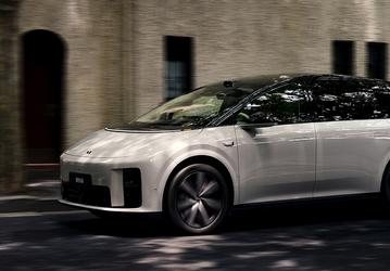 Новейший Li Auto, который делали 10 лет: i8 выдержал столкновение с грузовиком, у которого чуть не оторвало кабину