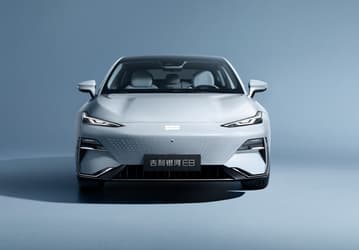 5-метровый полноприводный 646-сильный Geely E8 в Белоруссии продают по цене 122-сильной Lada Aura
