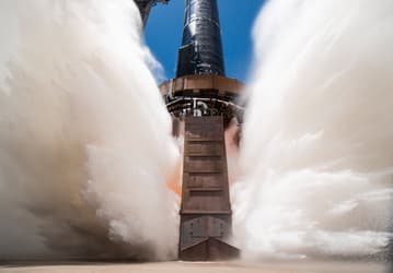 Эффектные кадры первого в истории прожига Starship прямо на стартовом столе: Илон Маск пообещал запуск в середине августа
