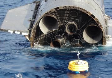 Не взорвался и не утонул? Корабль Starship держится на воде после посадки, которую сняли с детского бассейна