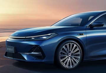 Большой 238-сильный седан Geely Galaxy A7 с запасом хода больше 2100 км оказался в два раза дешевле Toyota Camry. За новинку просят всего 97,8 тыс. юаней (1,1 млн рублей)