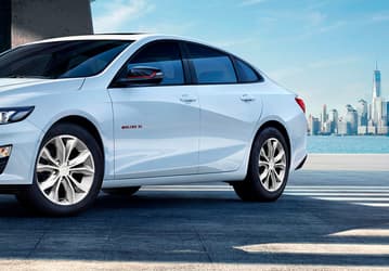 Седан Chevrolet размером с Toyota Camry, дешевле Lada Aura с 9-ступенчатым «автоматом» — от 1,9 млн рублей. В России начали предлагать Chevrolet Malibu XL