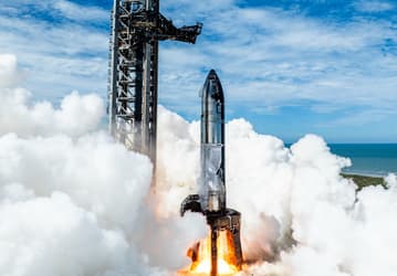 Появились эффектные кадры первого в истории прожига всех двигателей Starship на стартовом столе