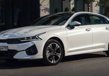 Импорт подержанных автомобилей в Россию растет: левый руль впервые обогнал правый, самые популярные модели — Kia K5 и Honda Freed