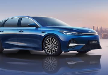 Заменитель Toyota Camry от Geely с запасом хода более 2000 км и ценой всего 81,8 тыс. юаней (910 тыс. рублей) стал хитом: 10 тысяч заказов за сутки