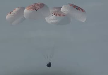 Корабль Crew Dragon с российским космонавтом на борту вернулся на Землю