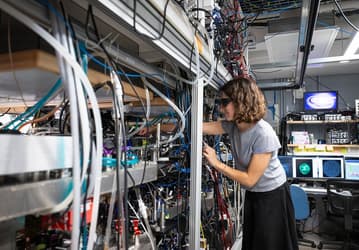 Учёные Калифорнийского технологического института разработали рекордный массив из 6100 кубитов