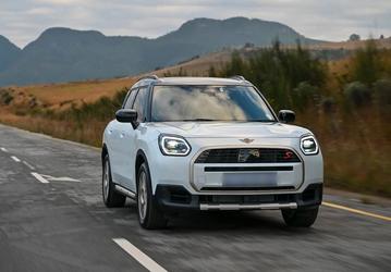 В Россию привезли партию новых Mini Countryman S с ДВС