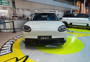 Больше это не примитивная «Кукушка». Представлен совершенно новый Chery QQ: интересный дизайн, 122 л.с. и медиасистема на базе Snapdragon 8155 (как у Camry)