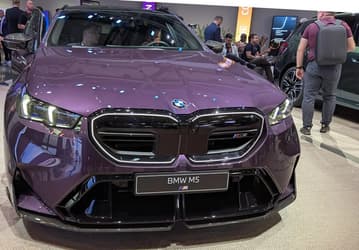 Первый в истории BMW M5 с V8 TwinPower Turbo и электромотором. Злой 727-сильный универсал BMW M5 Touring 2025 показали вживую