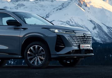 Конкурент Geely Monjaro c 2,0-литровым мотором и 8-ступенчатым «автоматом» — всего 2,92 млн рублей. Changan CS75 Plus 2025 сильно подешевел в России