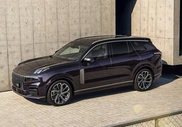 Вслед за Geely Tugella под брендом Knewstar в России появился Lynk & Co 09 под брендом Nordcross: машину заметили у официального дилера Geely