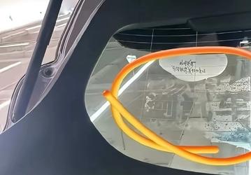 Покупатели новеньких Xiaomi YU7 обнаружили следы наклеек «тестовых автомобилей». В Xiaomi пообещали, что на новых машинах таких следов не будет.