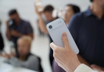 Так выглядит самый тонкий iPhone в истории. Живые фото iPhone Air сразу после премьеры