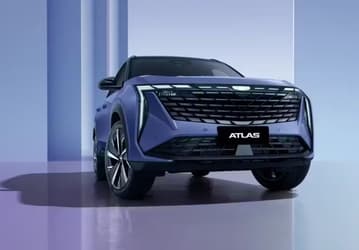 В России изменились цены на Geely Atlas: топовые версии подешевели