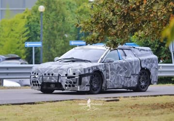 Ferrari тестирует электрический прототип с необычным камуфляжем