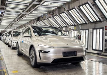 Новый дизайн, шесть мест, амортизаторы с бесступенчатой регулировкой: Tesla Model YL поступила в продажу в Китае